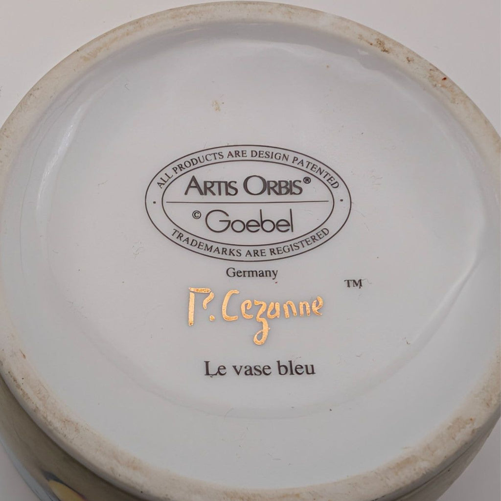 Porcelain trinket box base with Goebel marks and 'Le vase bleu' text
