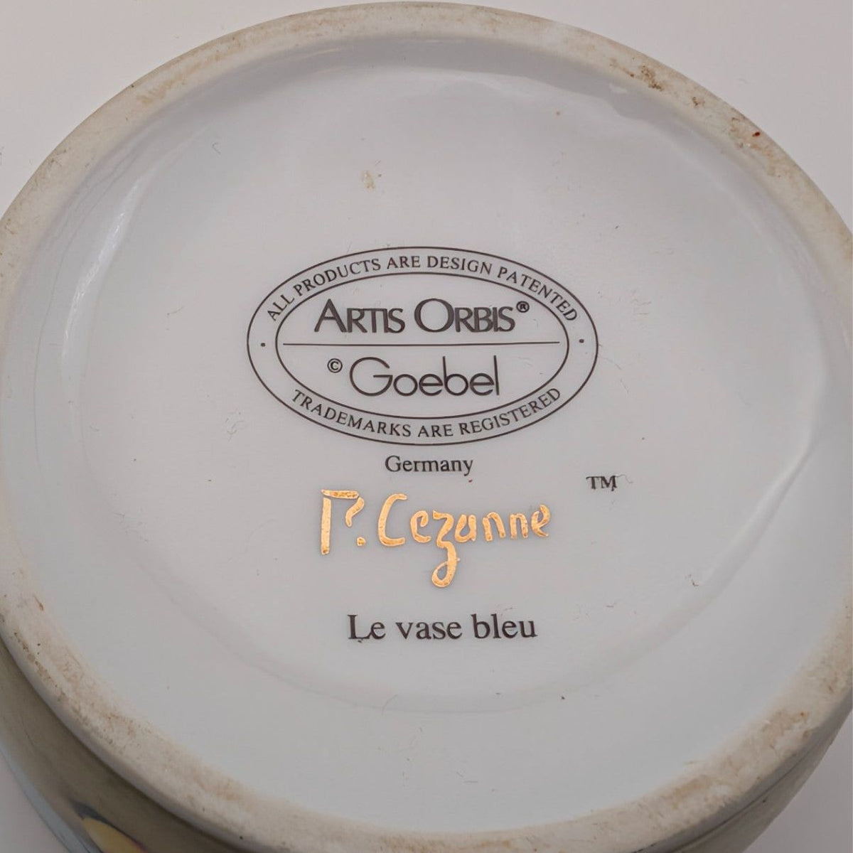 Porcelain trinket box base with Goebel marks and 'Le vase bleu' text